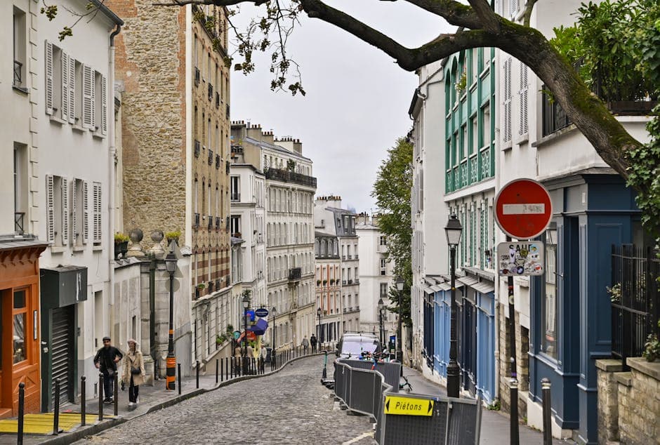 Rue Chanoinesse and Rue de la Colombe (medieval street traces)