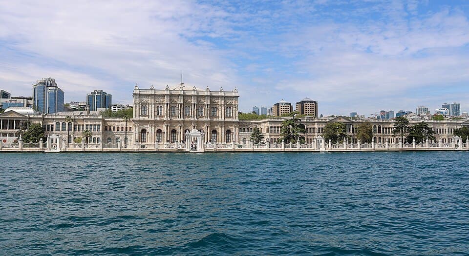 Istanbul Bosphorus: Palaces, Mosques and Waterfront Life