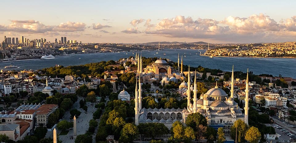 Istanbul: Street Food, Bazaars and Neighborhood Cafés